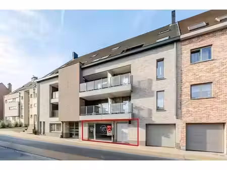 local commercial avec parking près de la gare de denderleeuw