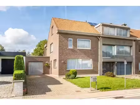 te renoveren halfopen woning met diepe tuin