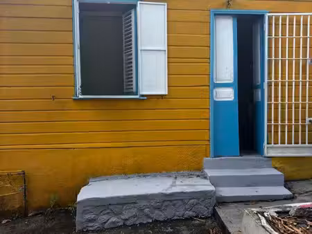 maison à louer – 2 chambres + cuisine extérieure – terrain familial