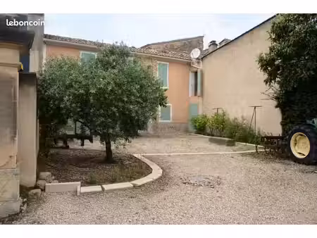 a louer à caromb – maison de village de 120 m² avec cour arborée