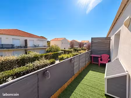 à louer – f2 avec vue mer et piscine à port des barqyes
