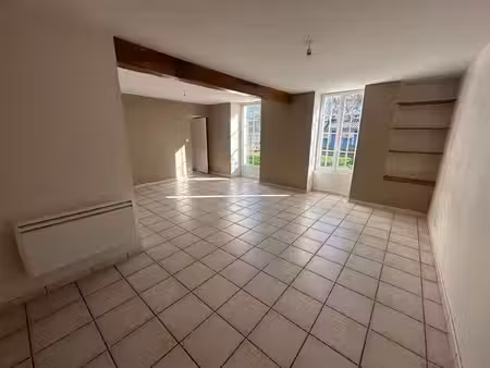 ensemble immobilier de deux maisons ou grande maison familiale
