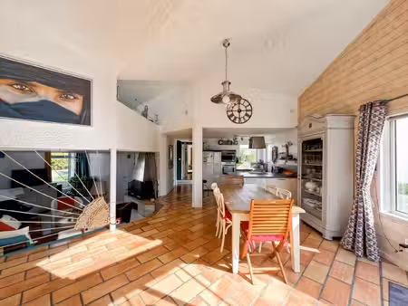maison atypique de 80 m² sur plus de 1 000 m² de terrain