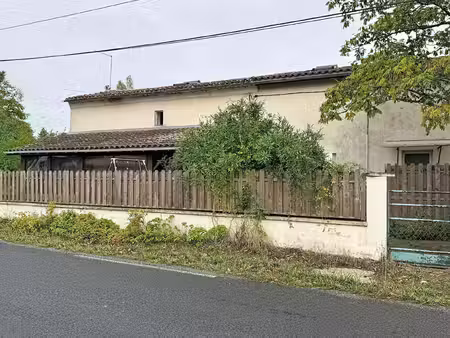 maison de 100m²  avec petit jardin et véranda.