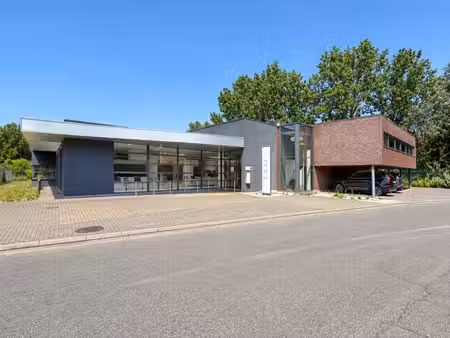 veelzijdig bedrijfsgebouw langs de dender met showroom  k...
