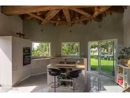 maison atypique dans un cadre paisible