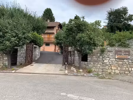 loue appartement meublé équipé climatisé avec parc privé au rdc d'une maison à voglans