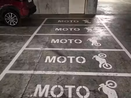 parking moto sécurisé