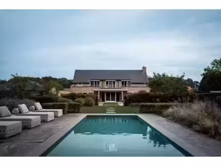 exclusief landhuis met buitenzwembad op perceel van 2.787m² aan de bosrand.