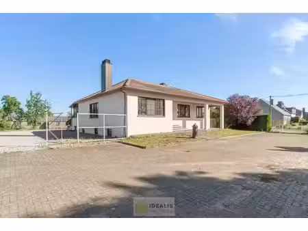 knappe grotendeels gerenoveerde eengezinswoning met een heerlijk lichtrijke woonkamer met 