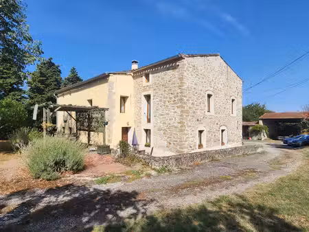 ancien corps de ferme en pierre avec dépendances sur 26 ha