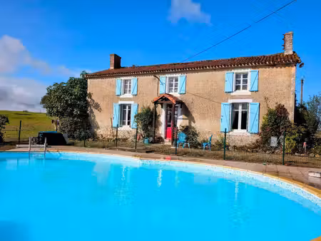 maison de campagne avec 3/4 chambres  piscine chauffée et deux granges