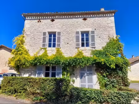 belle maison de village en pierre rénovée avec jardin clos et garage