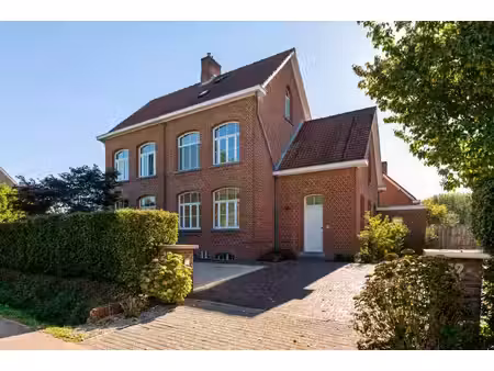ruime gerenoveerd erfgoedpand met 6 slk op toplocatie