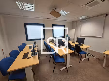 location local professionnel 677m² clermont ferrand 63100