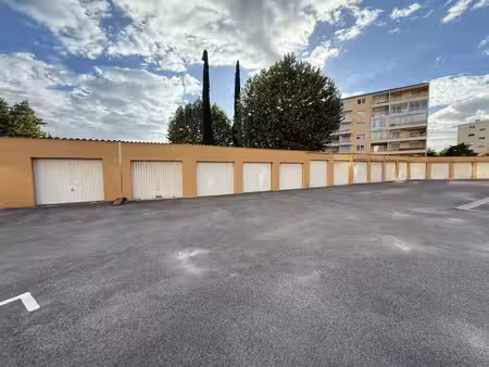 location parking 13m2 hyères 83400 - 110 € - surface privée