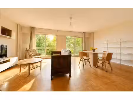 t2 lumineux avec terrasse donnant sur parc verdoyant