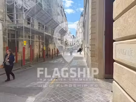 location commerce paris 75004 145m²