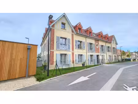 appartement proche centre senlis 3 pièces 2 chambre co-propriété de 2023. 2 places de park