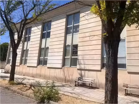 location locaux professionnels 78 m² à uzès (30700)  820 €