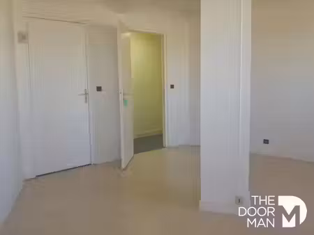 location locaux professionnels 2 pièces 20 m² à coignieres (78310)  316 €