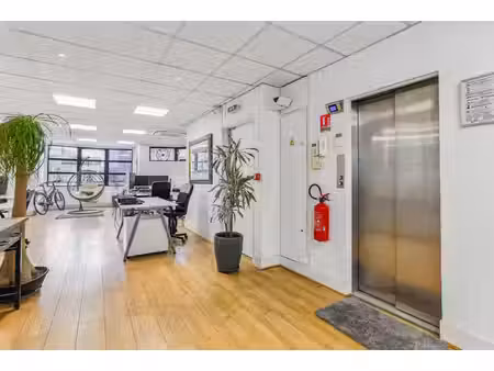 location local professionnel 342m²
