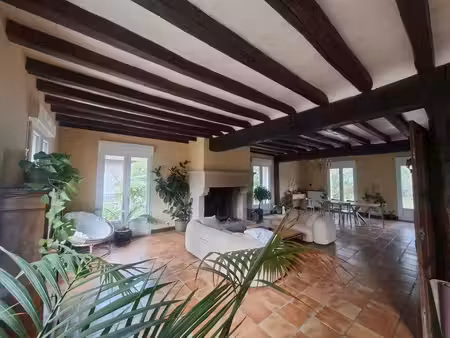 belle maison familiale de caractère avec 5 chambres et jardin de 3 480 m²