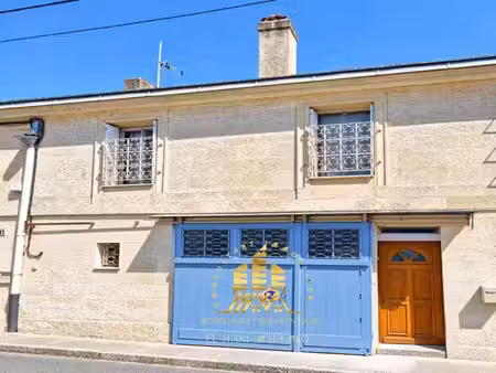 maison de ville développant environ 107 m² au total sur deux niveaux  dont 63 m² habitable
