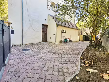 f2 avec cour privative de 45 m² – esprit maison – aux portes de créteil