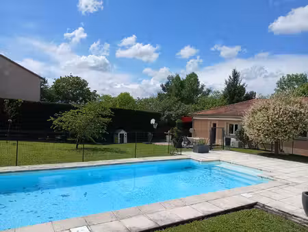2 min pont-du-château / plain-pied t5 avec piscine sur 1000 m² de terrain clos et arboré !