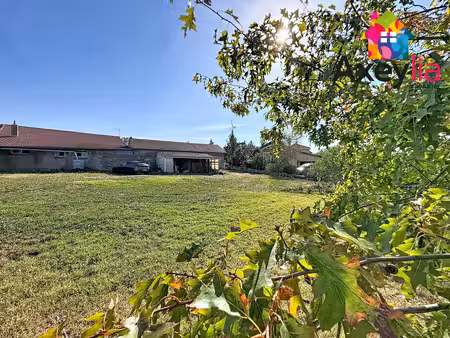 a vendre - commelle-vernay - maison en partie rénovée avec trois chambres  bureau  terrass