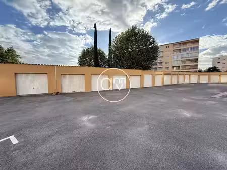 location parking 13 m² à hyeres (83400)  110 €