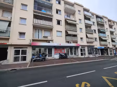vallauris centre. local avec un beau lineaire de 13 mètres