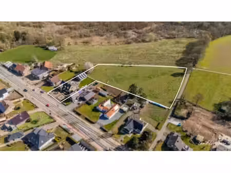 grande maison avec écuries pour chevaux sur environ 85 ares