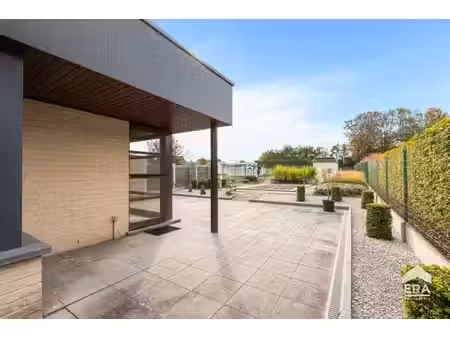maison lumineuse avec splendide jardin aménagé et garage