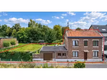maison 3 façades avec garage et vaste terrain !