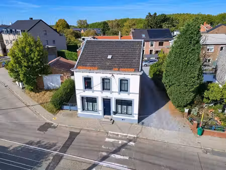 maison 4f - 4ch - 2 garages - a renover