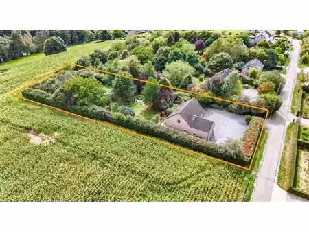 jolie villa 4/5 chambres avec grand jardin et double garage!