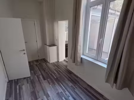 studio rénové avec terrasse face aux bastions (tournai)