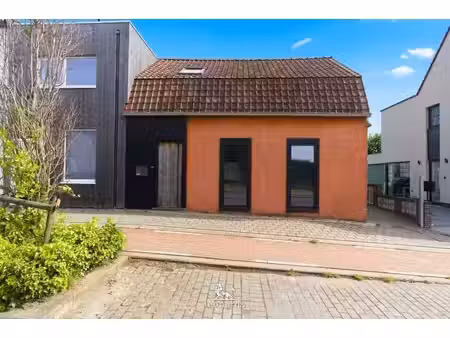 maison semi-indépendante moderne idéalemen