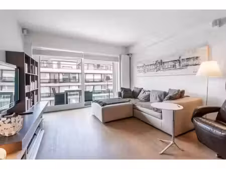 appartement très soigné et meublé du côté ensoleillé de l'av