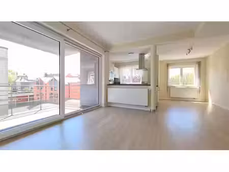 à proximité de l'otan et la place paduwa !