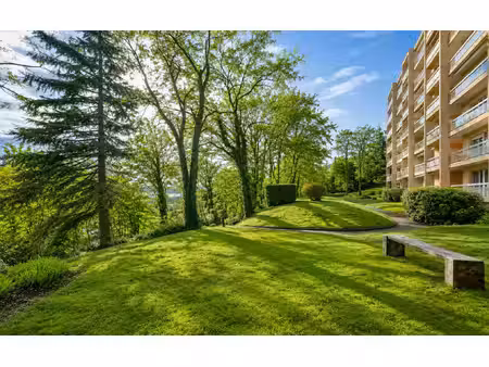 t3 lumineux avec terrasse donnant sur parc verdoyant