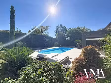 maison familiale avec piscine  4 chambres et garage.
