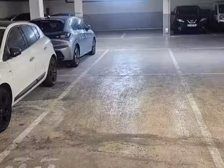 place de parking souterrain surveillée : bagnolet