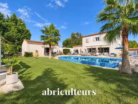 villa familiale avec piscine et dépendances – la barben (13330)