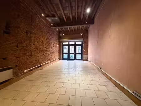 local commercial avec vitrine + cave - rue pharaon carmes