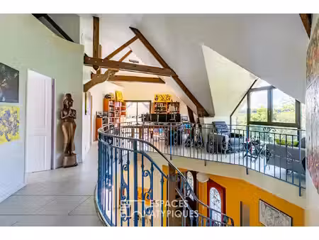 maison d'architecte dans son écrin de verdure