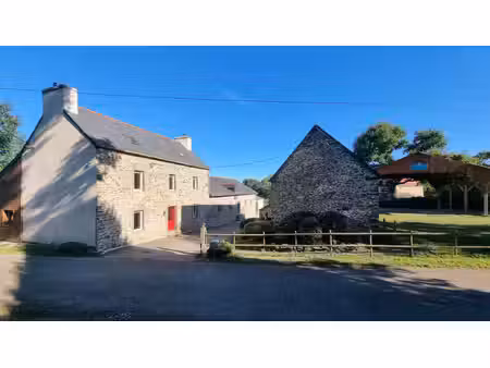 côtes-d'armor  plussulien  magnifique longère de 5 chambres avec logement attenant de 3 ch