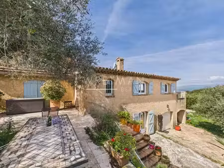 magnifique propriété provencale avec piscine et vue panoramique